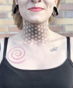 tattoo-lineas-finas-geometria-cuello-madrid