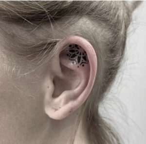 tatuaje-mandala-en-oreja